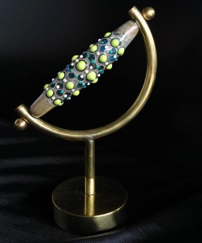 Scultura perla in vetro di Murano verde e base ottone